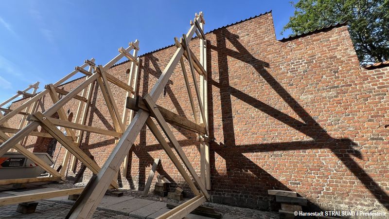 Von der Schillstraße aus nicht zu übersehen ist die imposante Holzkonstruktion an der Kirchenschiffwand des Johannisklosters