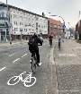 Mit der soeben erfolgten Ummarkierung von Gelb auf Weiß sind Radfahrer ab sofort auf der rechten Seite des Tribseer Dammes unterwegs, der Gehweg gehört jetzt ganz des Fußgängern