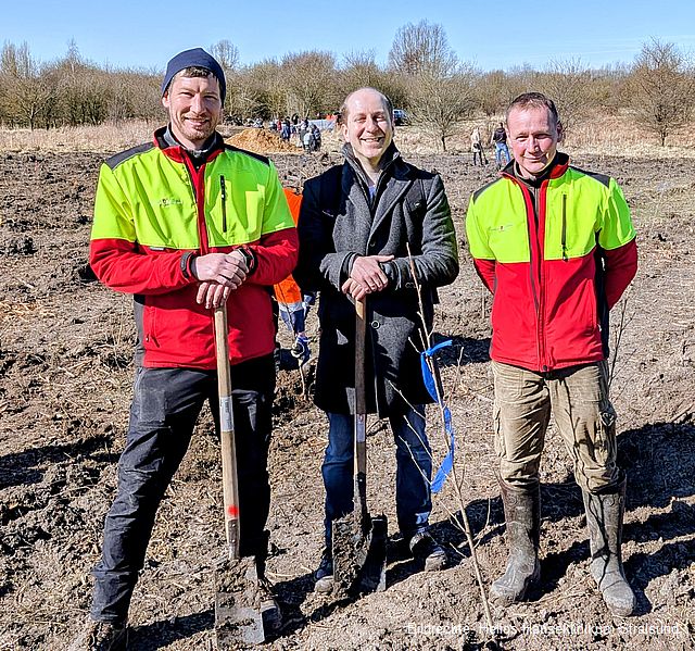 Haben tatkräftig mit angepackt-  Thomas Struwe (l.) und Roy Bussert (r.) von der Abteilung Forsten sowie der 2. Stellvertreter des OB, Yones Seoudy