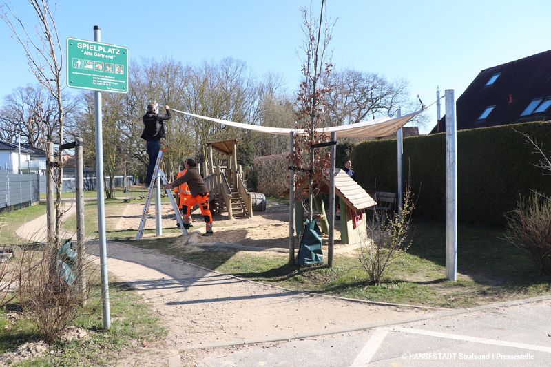 Erstes Sonnensegel auf einem Stralsunder Spielplatz