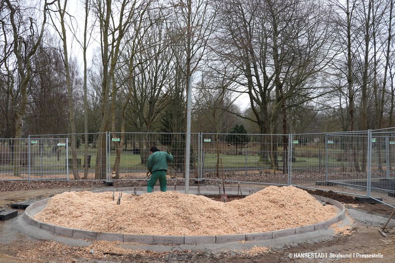 Kletterpyramide mit Fallschutz aus Holz auf dem Spielplatz Burmeisterstraße