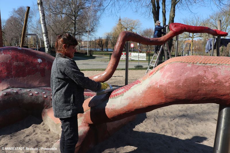 Mosaikkünstlin saniert Kraken auf dem Spielplatz Smiterlowstraße