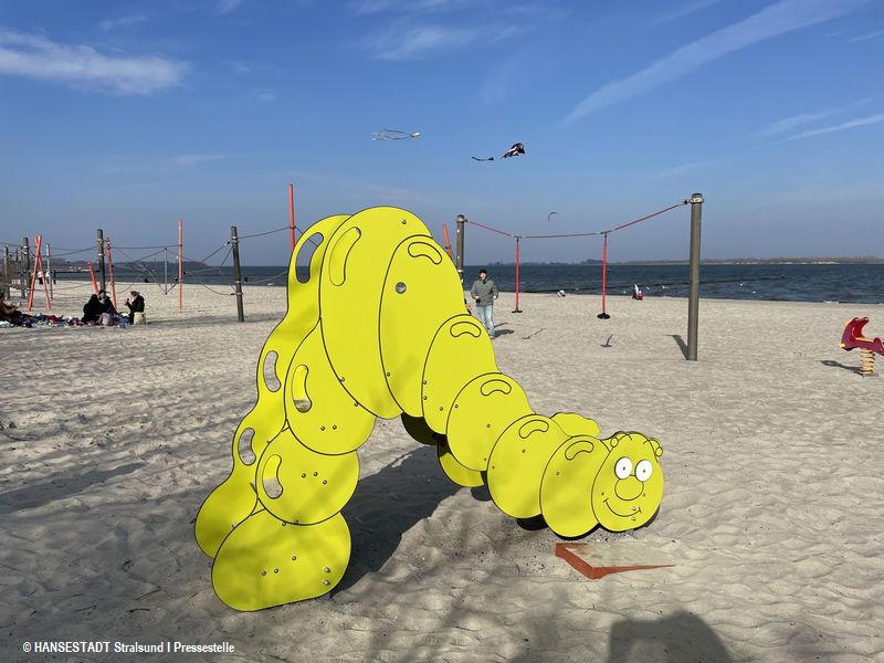 Neue Raupenrutsche am Strand