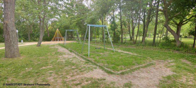 neuer Fallschutz unter den Schaukel, im Hintergrund die neue Kletter-Pyramide