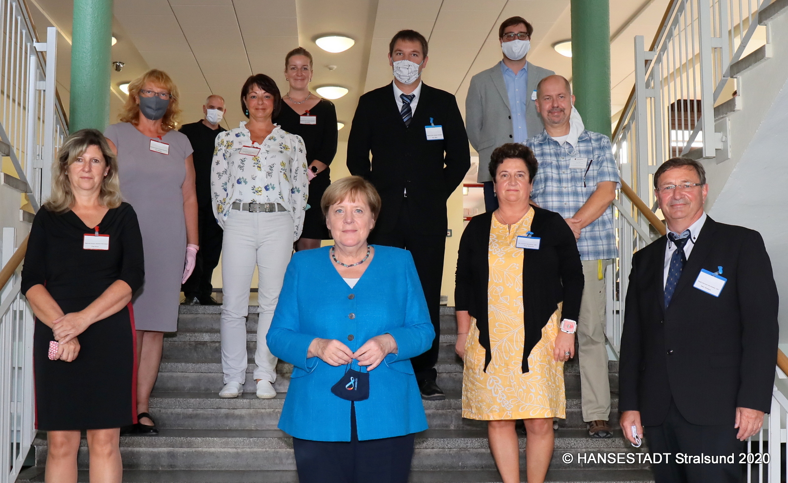 Gruppenbild mit Mitarbeiterinnen und Mitarbeitern der Grund- und der Regionalen Schule 'Hermann Burmeister'