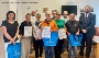 Die Siegerinnen und Sieger des Stadtradeln Stralsund 2026 zusammen mit Heide Niemann, Klimaschutzbeauftragte der Hansestadt Stralsund (l.) und Heino Tanschus, Senator und 1. Stellvertreter des Oberbürgermeisters (r.) während der Preisübergabe.