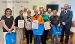 Die Siegerinnen und Sieger des Stadtradeln Stralsund 2026 zusammen mit Heide Niemann, Klimaschutzbeauftragte der Hansestadt Stralsund (l.) und Heino Tanschus, Senator und 1. Stellvertreter des Oberbürgermeisters (r.) während der Preisübergabe.