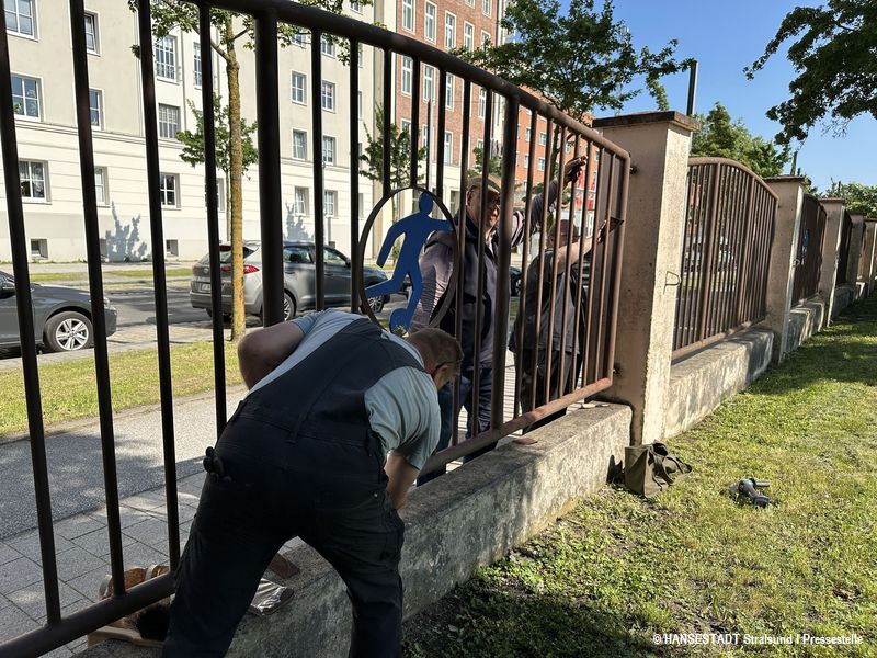 Platzwart Carsten Schmidt (li) unterstützt Mario Kramm bei der Arbeit