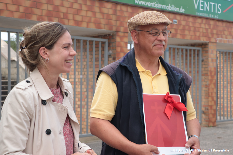 Sonja Gelinek ehrt Marion Kramm für seinen Einsatz am Stadion der Freundschaft