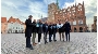 Gemeinsames Treffen vor dem Start der Straßensammlung auf dem Alten Markt der Hansestadt Stralsund mit v.l.n.r dem Leiter der Marinetechnikschule Kapitän zur See Matthias Braband, Landrat Stefan Kerth, Bürgerschaftspräsident Peter Paul, Oberbürgermeister Alexander Badrow, Gemeindereferent Stefan Mark von der Katholischen Militärseelsorge Kramerhof, Pfarrer Carsten Süberkrüb, Thomas Reichenbach, Vorsitzender des Kreisverbandes Vorpommern-Rügen des Volksbundes Deutsche Kriegsgräberfürsorge e.V., und Philipp Schinschke, Landesgeschäftsführer Volksbund Deutsche Kriegsgräberfürsorge e. V., Landesverband Mecklenburg-Vorpommern. 