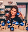 Nicole Wiedemann von der Tourismuszentrale Stralsund präsentiert die neue Weihnachtskugel der Hansestadt