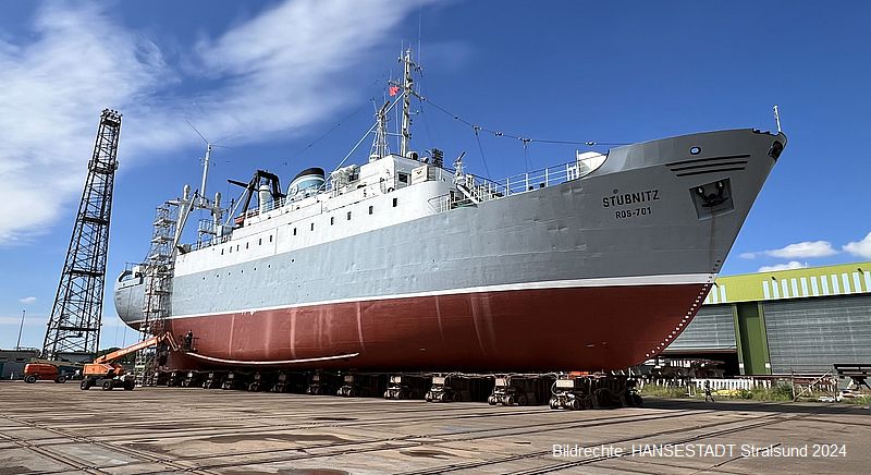 Noch-liegt-das-Kulturschiff-Stubnitz-auf-der-Reparaturhelling-der-VOLKSWERFT.-In-den-kommenden-Tagen-soll-es-wieder-zu-Wasser-gelassen-werden.jpg
