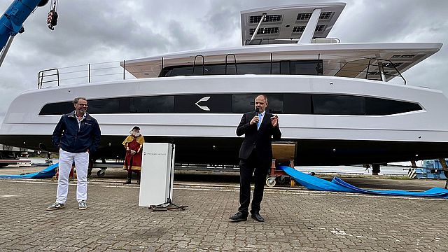 Oberbürgermeister Alexander Badrow (r.) sagt anlässlich der PIONEER ONE: 