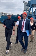Werftbesuch des Wirtschaftsministers Wolfgang Blanck (r.), Peter Fürst, Leiter des Amtes für Wirtschaftsförderung erläuert ihm die Strategie für die VOLKSWERFT