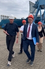 Werftbesuch des Wirtschaftsministers Wolfgang Blanck (r.), Peter Fürst, Leiter des Amtes für Wirtschaftsförderung erläuert ihm die Strategie für die VOLKSWERFT