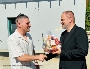 Oberbürgermeister Alexander Badrow (r.) gratuliert Physiotherapeut Lukas Babel zur Eröffnung seiner Praxis