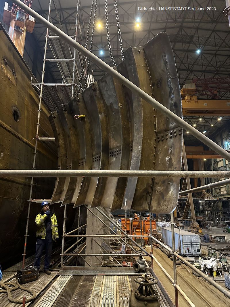  Das tonnenschwere Stück schwebt langsam in seine Position ein.