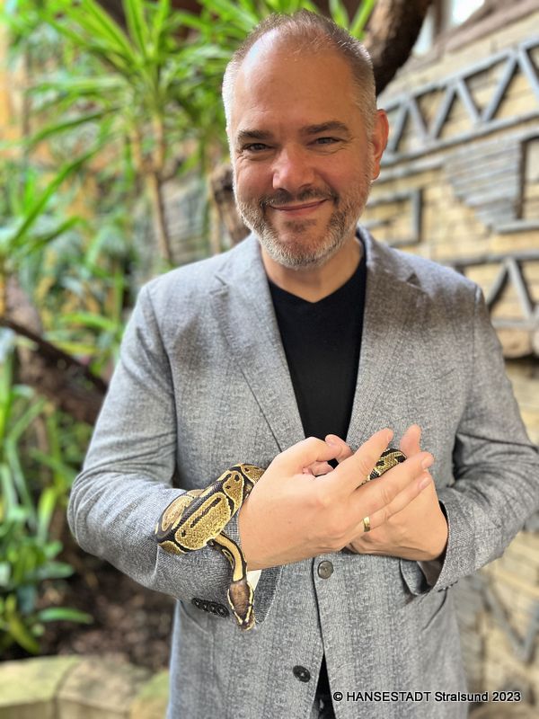 Der Beginn einer wunderbaren Freundschaft: Königspython Babette und Alexander Badrow.