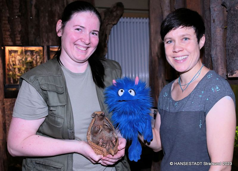Zwei Engel für Chico und Blaubert. Tierpflegerin Isabell Jenning und Bibliotheksmitarbeiterin Barbara Stabenow brachten Kinderaugen zum Leuchten.