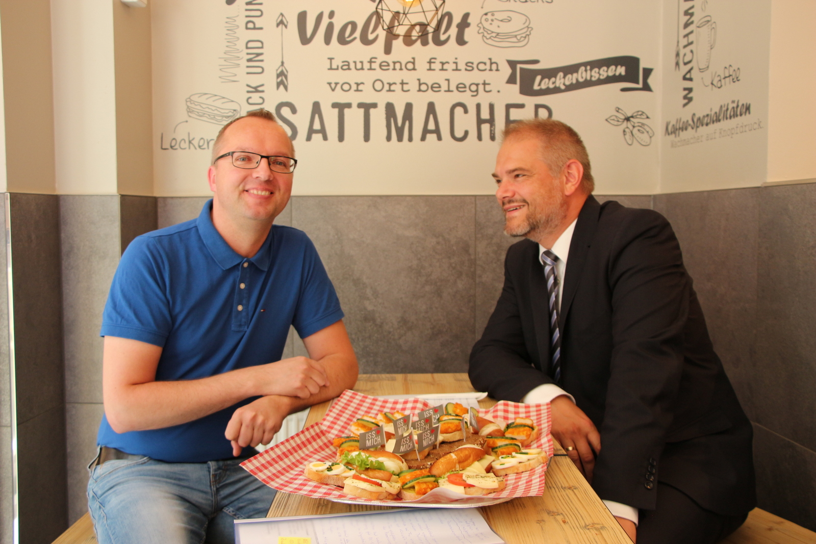 113. Unternehmensbesuch des Oberbürgermeisters; René Küther und Oberbürgermeister Dr.-Ing. Alexander Badrow probieren Produkte in der neu renovierten Backfactory