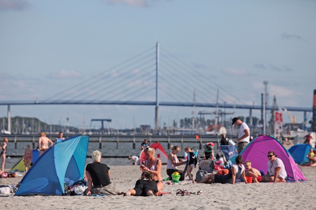Strandbad-Stralsund-mit-Ruegenbruecke.jpg