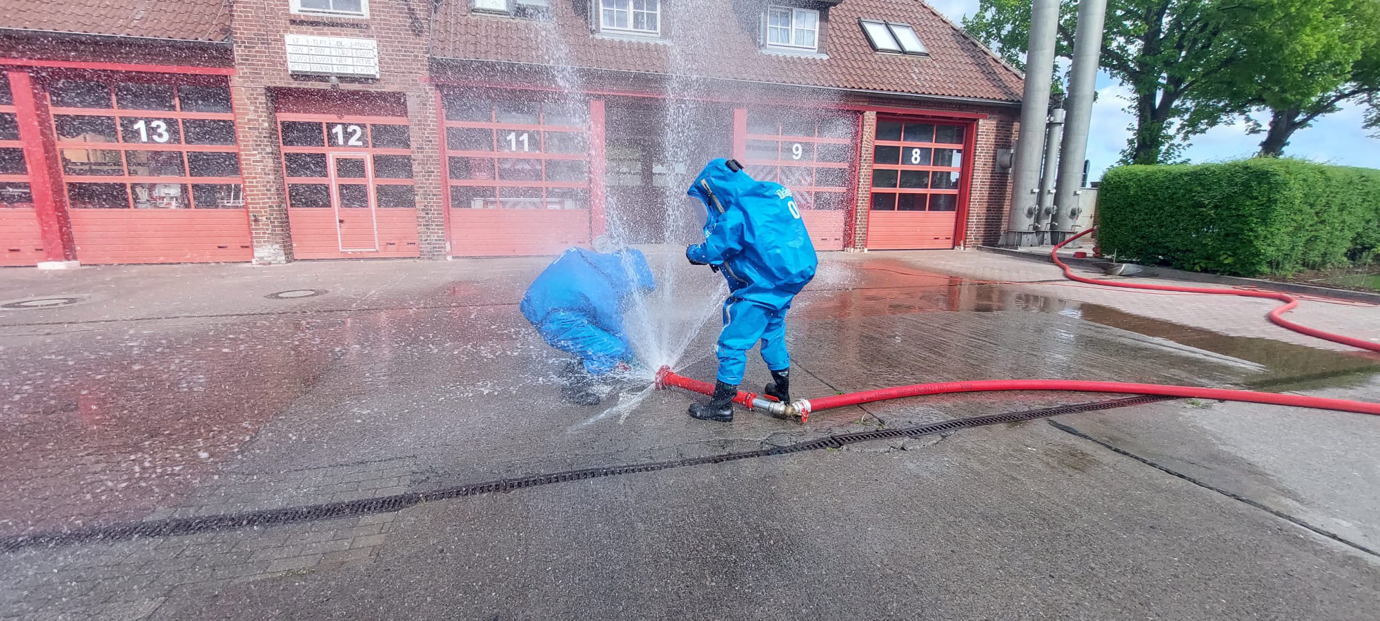Übung zur Abwehr von Gefahrstoffen im Innhof der Feuerwehr